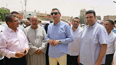 محافظ السويس يتفقد مدينة السادات ويتابع أعمال الرصف بحي الأربعين 