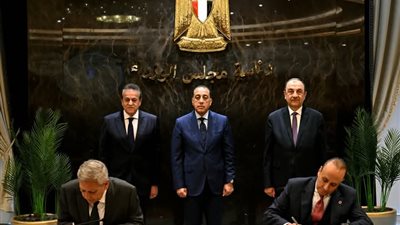 رئيس الوزراء يشهد توقيع شراكة مصرية أمريكية لتصنيع وتصدير أدوية ومكملات غذائية للأسواق العالمية