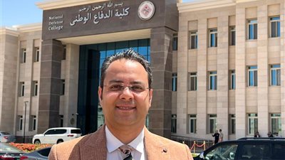 صور .. «ممثل الشباب والرياضة» يحصل على زمالة كلية الدفاع الوطني