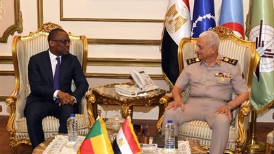 الفريق أول عبد المجيد صقر القائد العام للقوات المسلحة وزير الدفاع والإنتاج الحربى يلتقى وزير خارجية جمهورية بنين