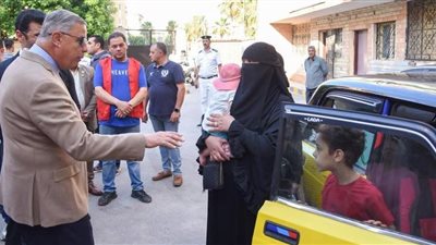 في لفتة إنسانية.. بالتعاون مع المجتمع المدني و محافظ الإسكندرية إهداء تاكسي لمتضرر العاصفة 