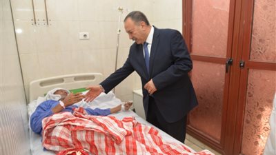 محافظ أسيوط يزور المستشفيات لتهنئة المرضى بعيد الأضحى ويوزع الهدايا العينية