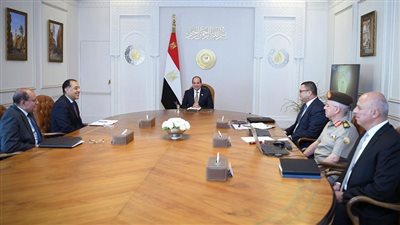 الرئيس السيسي يترأس اجتماعًا يضم رئيس مجلس الوزراء ووزير الإسكان وعددًا من المسؤولين