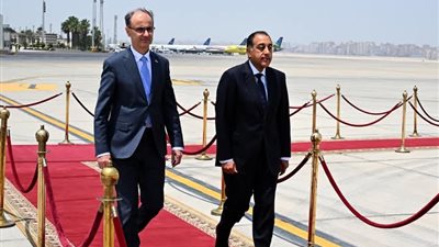 رئيس الوزراء يستقبل رئيس وزراء صربيا بمطار القاهرة الدولي