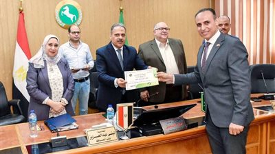 محافظ الشرقية يكرم وكيل وزارة الصحة لتميزه في تنفيذ المرحلة الأولى من الخطة العاجلة لتحسين الخصائص السكانية  
