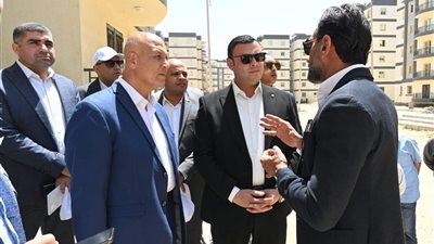 وزير الإسكان يتفقد أعمال تطوير المحاور والطرق الرئيسية ومشروعا سكنيا ومحطة صرف صحي بمدينة بدر 