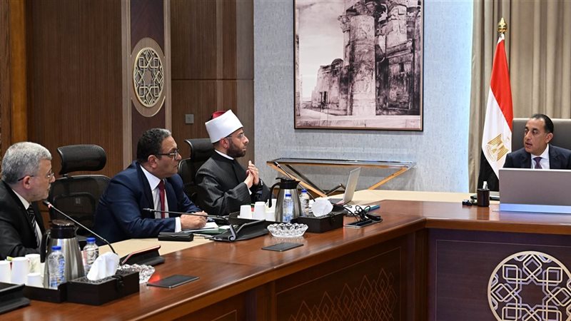 وزير الأوقاف في اجتماع