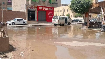 إصلاح ماسورة مياه شرب بشارع عمر بن عبد العزيز بالسويس 
