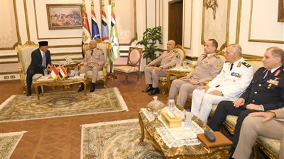 الفريق أول عبد المجيد صقر القائد العام للقوات المسلحة وزير الدفاع والإنتاج الحربى يلتقى وزير الدفاع الإندونيسى