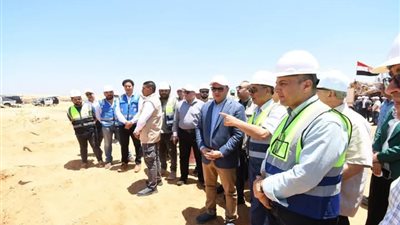 وزير الإسكان يتفقد محاور الطرق ومحطة تنقية مياه الشرب الجديدة بمدينة السادات