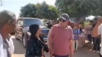 محافظ المنيا يجبر بخاطر سيدة مسنة ويوجة ببناء منزلها