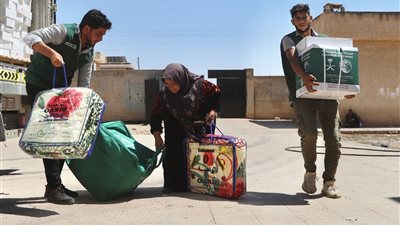 مركز الملك سلمان للإغاثة يوزّع مساعدات غذائية وإيوائية للنازحين من محافظة السويداء إلى محافظة درعا