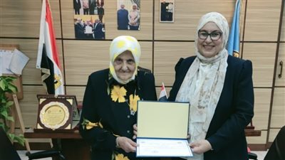 صور.. عميدة «انسانية الأزهر» تكرم «عفاف زيدان» لدورها المتميز بالكلية 