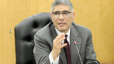 محافظ الجيزة يكلف بالدفع بسيارات مياه نقية لأهالي الصف وأطفيح لمواجهة اي ضعف في الضغوطات حال الاحتياج اليها