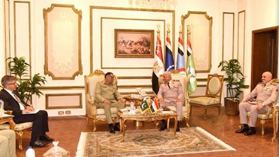 الفريق أول عبد المجيد صقر القائد العام للقوات المسلحة وزير الدفاع والإنتاج الحربى يلتقى رئيس هيئة الأركان المشتركة الباكستانية