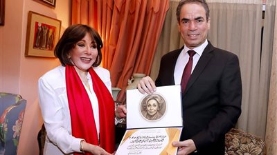 المسلماني يسلم وسام ماسبيرو للفنانة القديرة لبني عبد العزيز 
