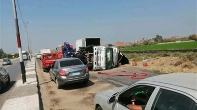 انقلاب سيارة زيت طعام على طريق الزنكلون بالزقازيق 