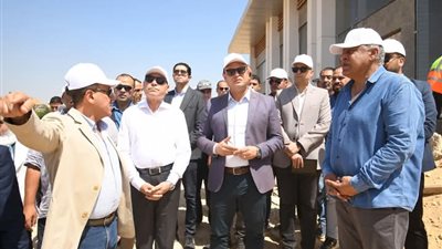 وزير الإسكان ومحافظ القاهرة يتفقدان مكونات مشروع حدائق 