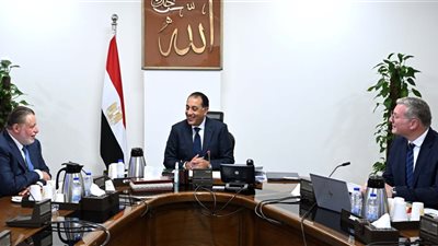 رئيس الوزراء يتابع جهود توفير المنتجات البترولية وموقف سداد مستحقات الشركاء الأجانب 