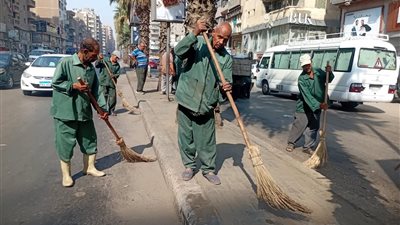 عمال النظافة بالجيزة تصف قرار المحافظ بإيقاف العمل وقت 