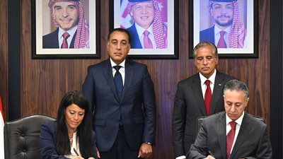 رئيسا وزراء مصر والأردن يشهدان توقيع 10 وثائق في مجالات تخدم تعزيز التعاون الثنائي بين البلدين