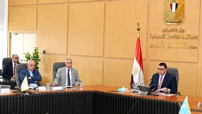 المهندس شريف الشربيني يترأس الإجتماع  الأول للجنة لـمتابعة تخصيص الوحدات السكنية للموظفين 