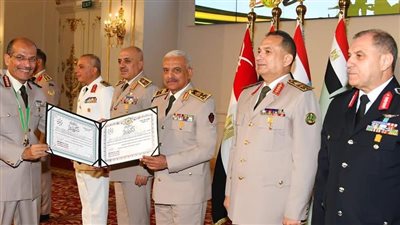 الفريق أول عبد المجيد صقر يكرم قادة القوات المسلحة الذين أوفوا العطاء 