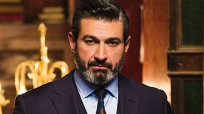  بكاء و دموع.. ياسر جلال يودع إبنته قبل سفرها لإستكمال تعليمها