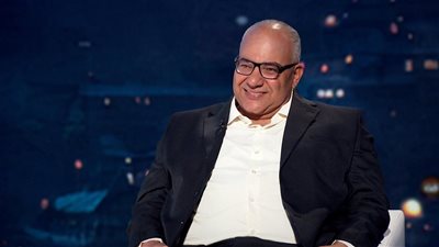 بعد إذن أمك.. بيومي فؤاد يوبخ أحد متابعينه علي حسابه الشخصي 