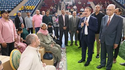 محافظ المنوفية :  يسلم عقود عمل لعدد من ذوي الهمم 