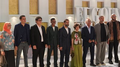 بحفاوة.. يمنى خطاب تخترق حياة والدها في الفيلم المصري 50 متر