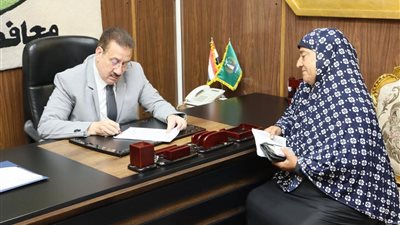 محافظ المنوفية يقرر صرف مساعدات مالية وعينيه لعدد من الحالات الإنسانية 