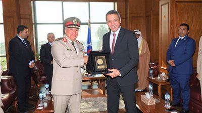 محافظ السويس يستقبل القيادات العسكرية والأمنية للإحتفال بالعيد القومي للمحافظة 