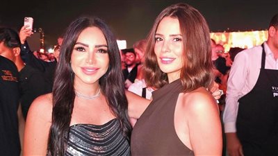 بأناقة ورقي.. إنجي علاء تخطف الأنظار برفقة إيمان العاصي بحفل عمرو دياب 