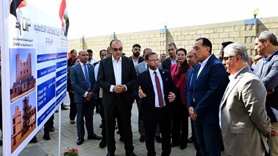 رئيس الوزراء يفتتح عدداً من المشروعات الصناعية المهمة في السخنه