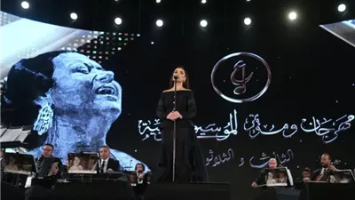 مسرح النافورا يشتعل .. في وصلت غناء بين مى فاروق وعلى الحجار