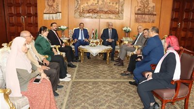 رئيس جامعة المنوفية يلتقي مدير فرع التأمين الصحي لبحث آفاق التعاون 