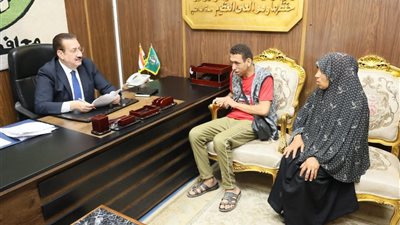 محافظ المنوفية يواصل صرف المساعدات المالية الي الحالات الإنسانية 