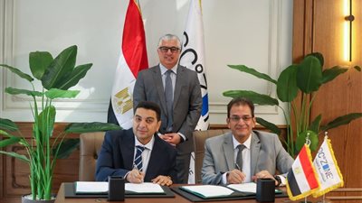 اقتصادية قناة السويس تشهد توقيع عقد مشروع شركة الأهرام للكيماويات 