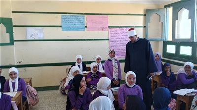 رئيس الأزهر بمحافظة السويس يتابع إنتظام الدراسة بمجمع معاهد الجناين 