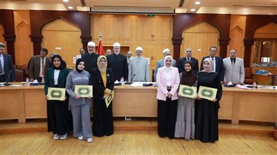 صور .. رئيس جامعة الأزهر يكرم طالبات كلية الإعلام الفائزات في مسابقة «حلوة يا بلدي»