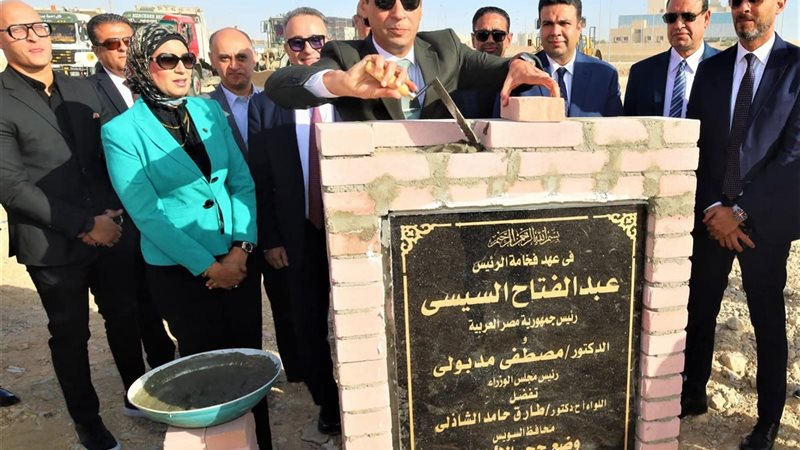 محافظ السويس يضع