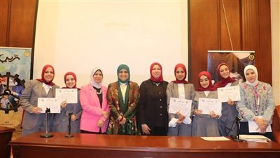 رئيس الجامعة كرّم الطالبات .. مشاريع تخرج «إعلام بنات الأزهر» اتسمت بالواقعية والتجديد (تقرير)