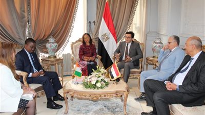 وزير الثقافة يلتقي وزيرة الثقافة والفرنكوفونية في كوت ديفوار 