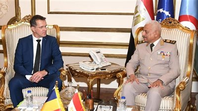 الفريق أول عبد المجيد صقر يبحث التعاون العسكري مع وزير الدفاع الروماني