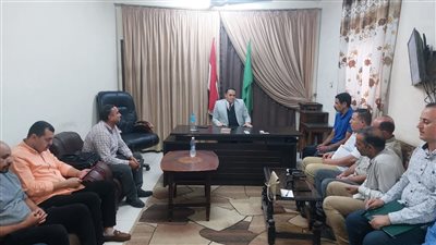 رئيس مركز ومدينة كفر صقر يعقد اجتماعاً بمديري الإدارات لمتابعة سير العمل 