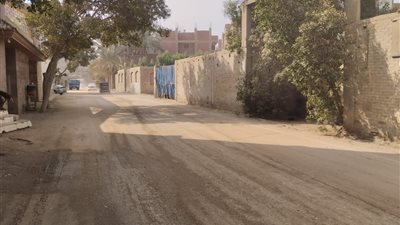 رئيس مدينة أبو النمرس بالجيزة يوجه برفع الأتربة المتراكمة وتجريد شوارع طموه.