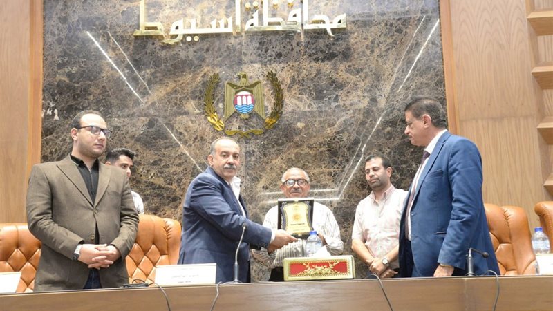 محافظ أسيوط 