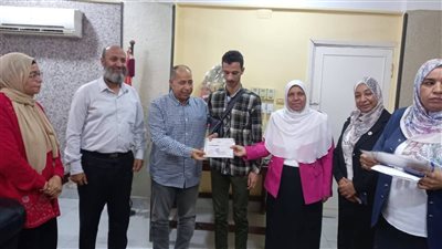 رئيس حي الجناين بمحافظة السويس يسلم شهادات محو الأمية لمن إجتازوا الإمتحان