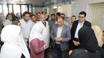 محافظ الشرقية يفاجئ العاملين بمستشفى الزقازيق العام ويلتقي بالمرضي